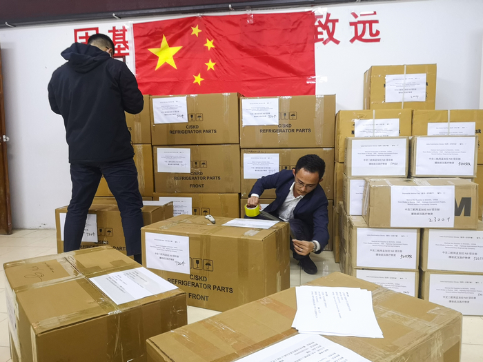 孟加拉N8改擴(kuò)建項(xiàng)目7標(biāo)工作人員正在打包準(zhǔn)備支援武漢的醫(yī)療物資。馬洪強(qiáng) 攝.jpg